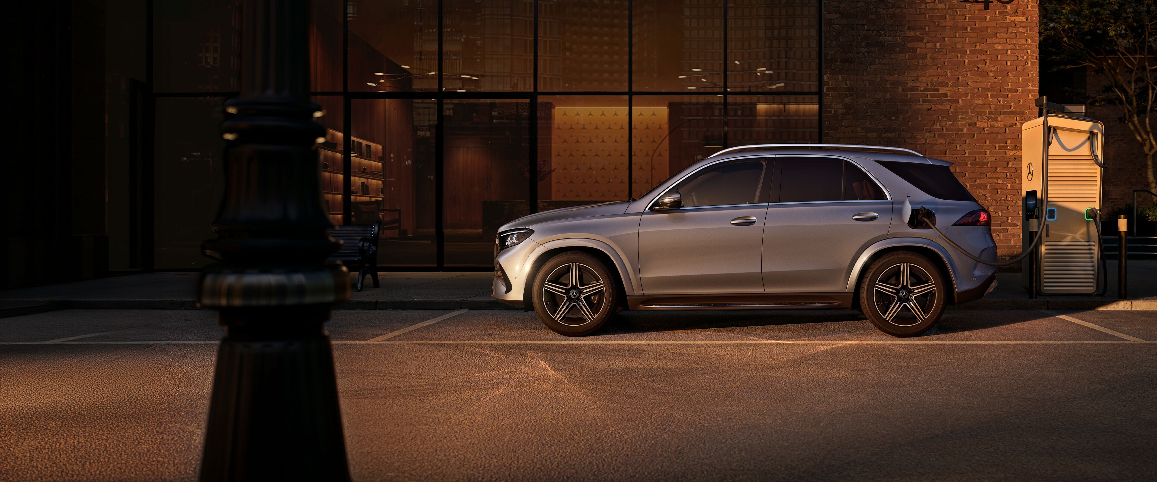 Mercedes-Benz GLE SUV sedd från sidan framför ett stort hus.