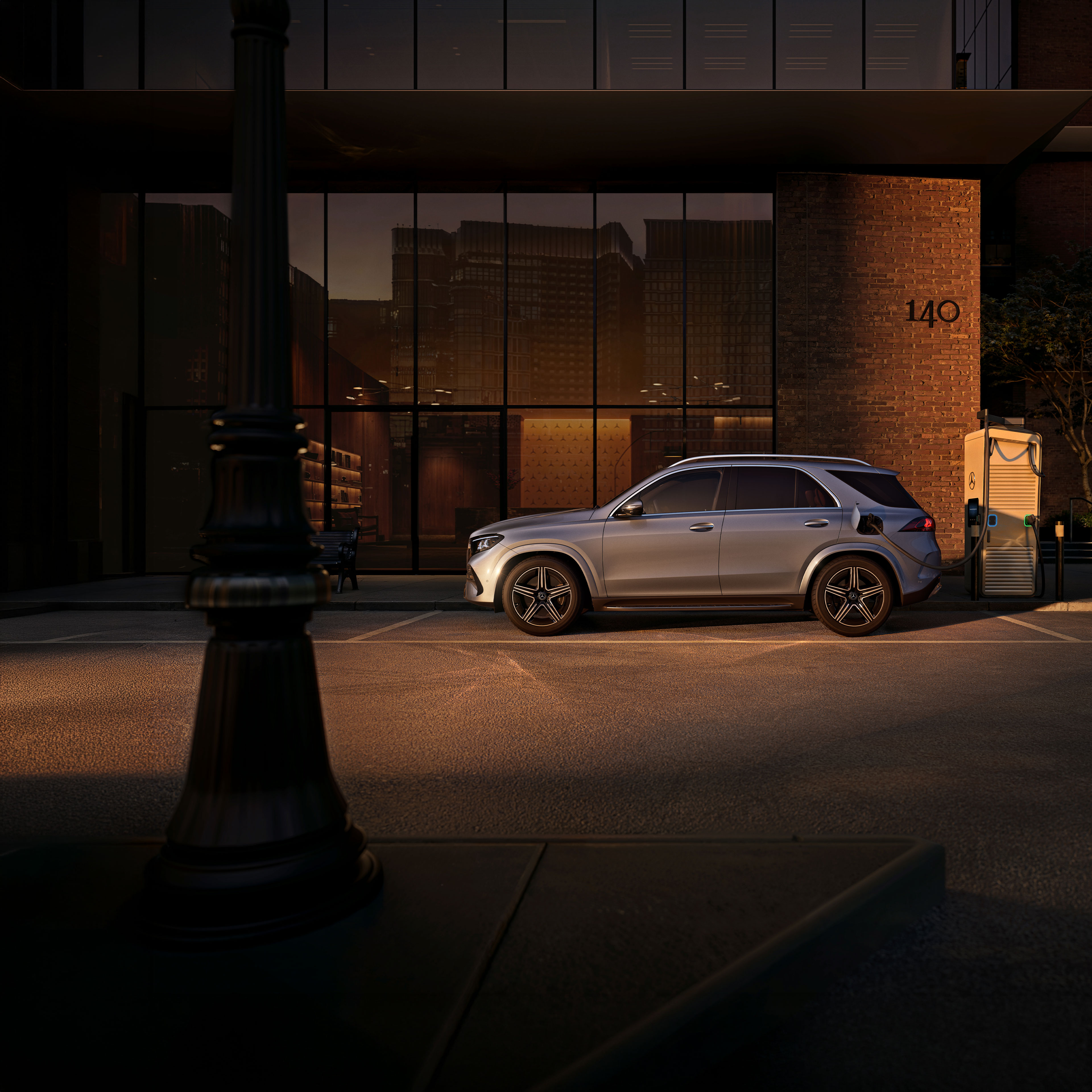 Laddhybrider | Mercedes-Benz Mercedes-Benz GLE SUV sedd från sidan framför ett stort hus.