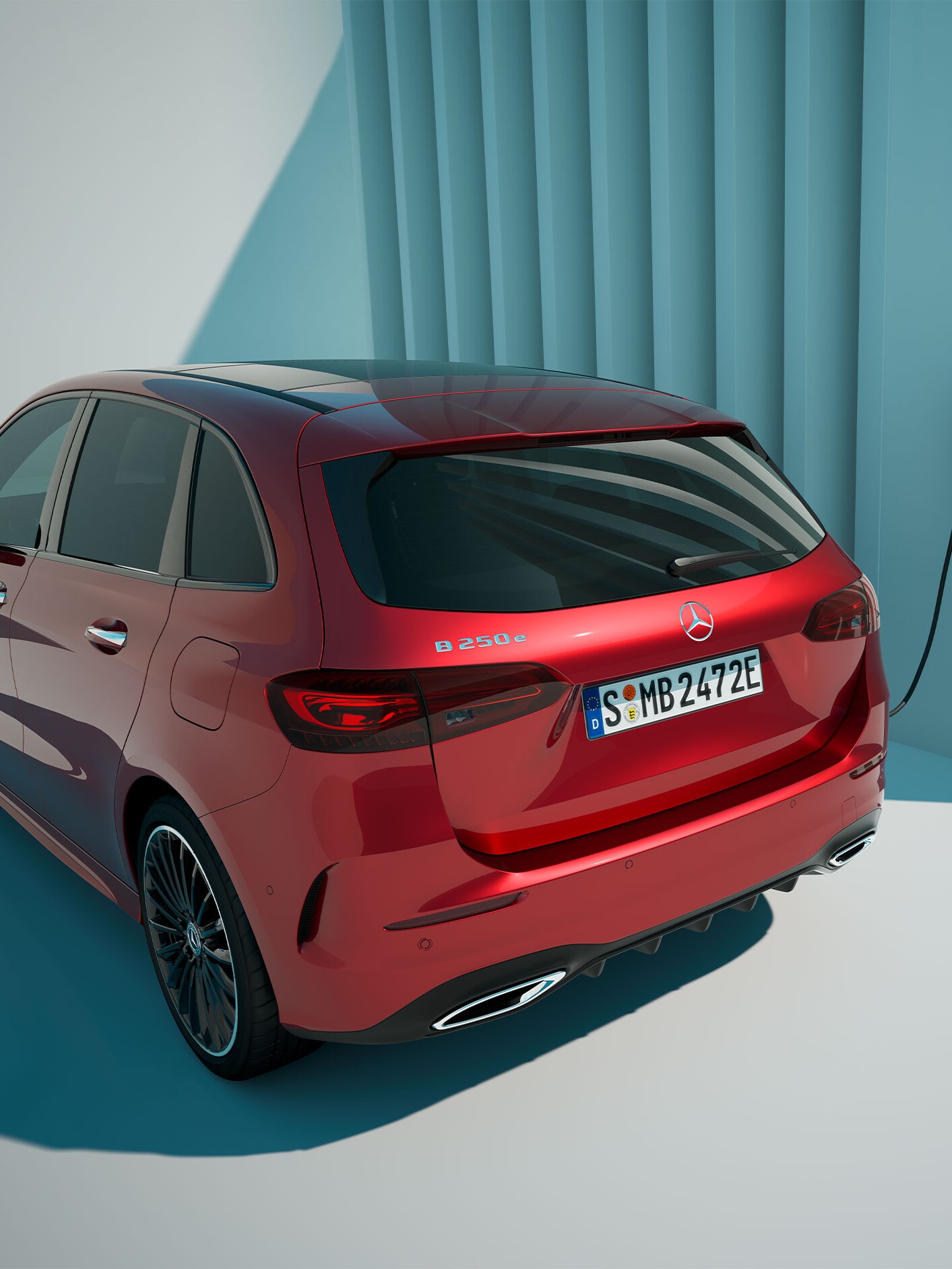 En röd Mercedes-Benz B-Klass laddas vid en laddstolpe.