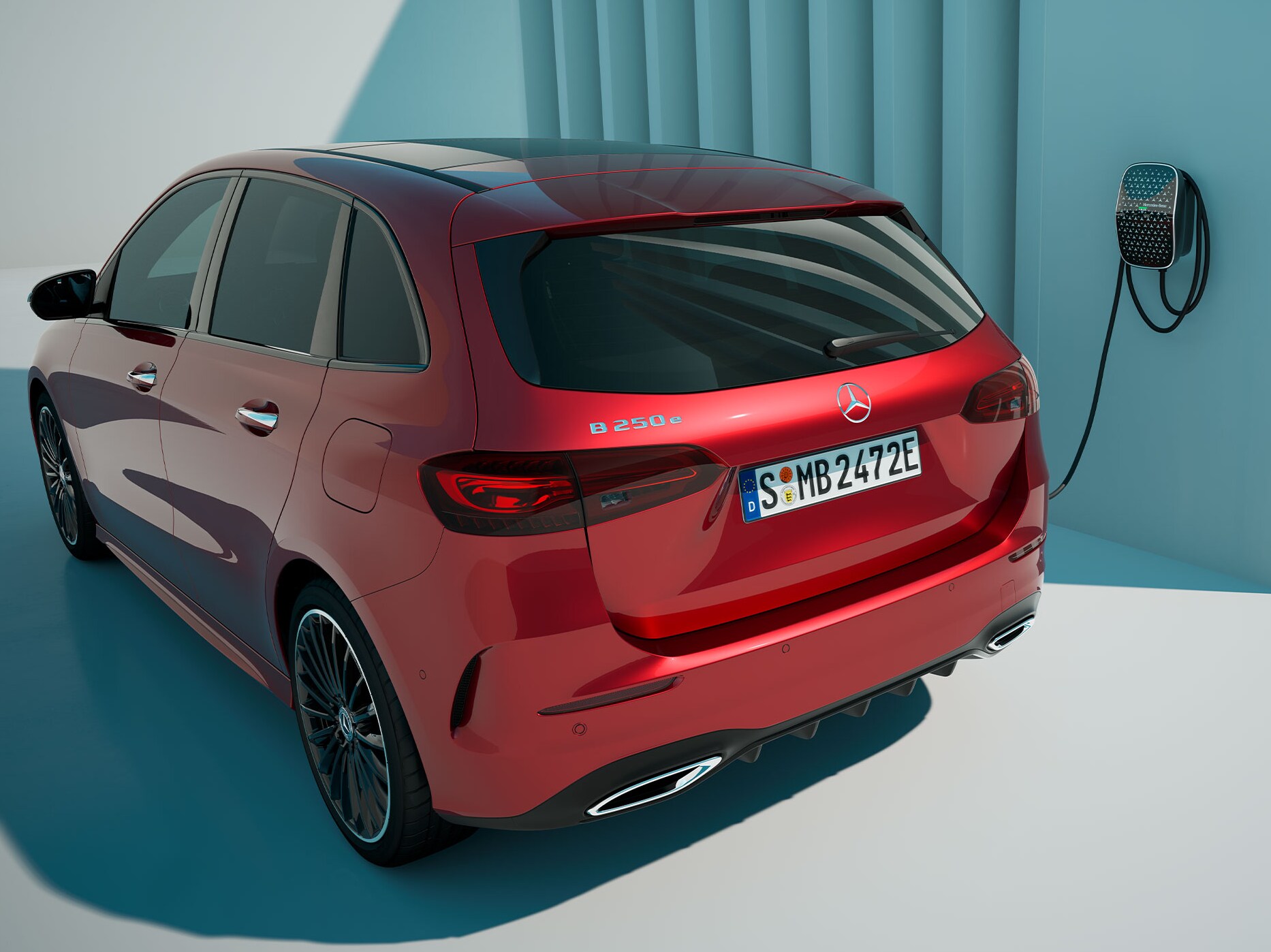 En röd Mercedes-Benz B-Klass laddas vid en laddstolpe.