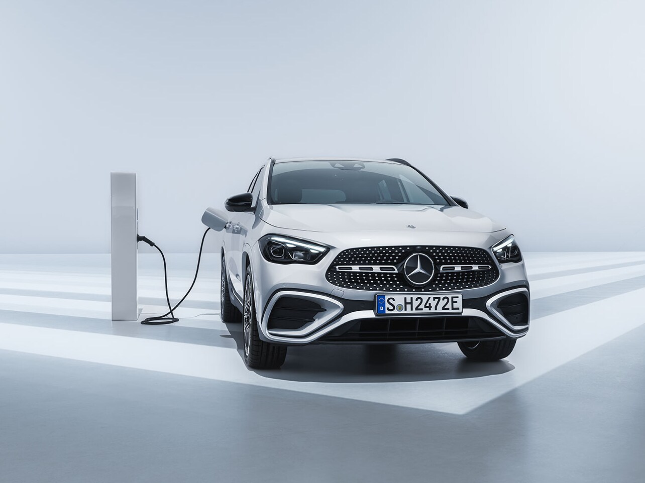 GLA Laddhybrid från Mercedes-Benz laddas vid laddstolpe