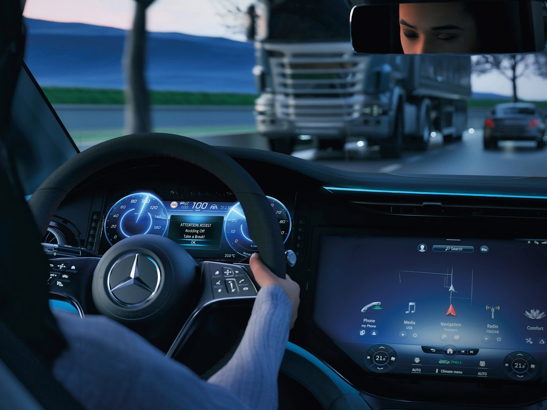 Visning av interiören från en Mercedes-Benz förarplats.