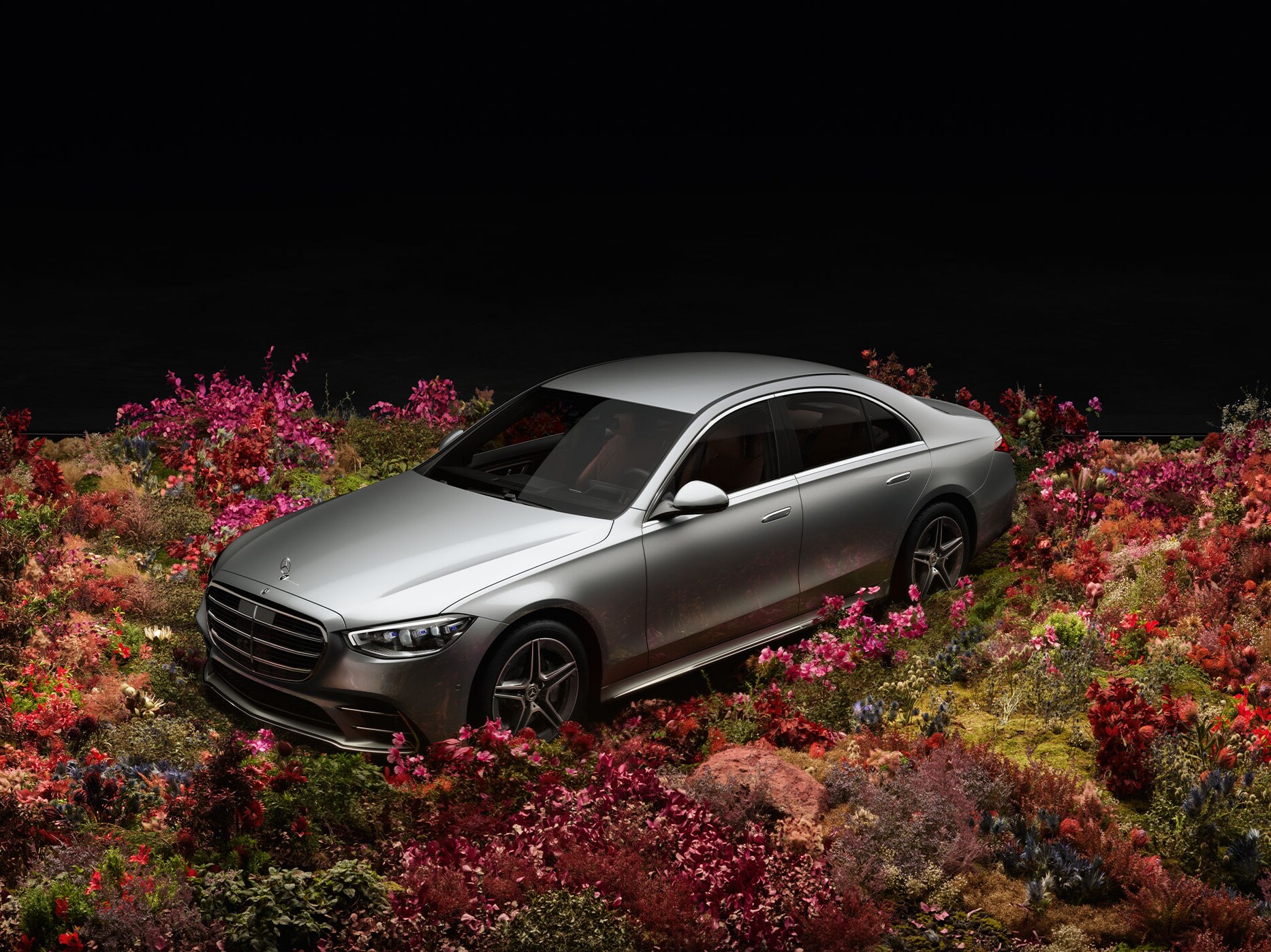 Mercedes-Benz S-Klass i ett fält med blommor.