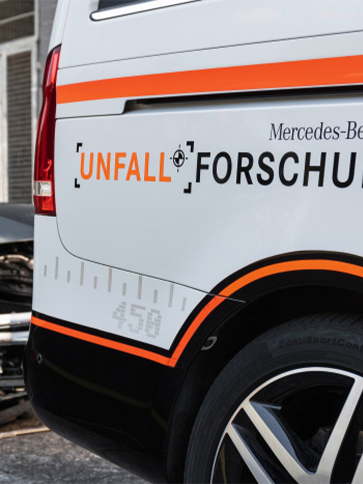 Mercedes-Benz bil med texten "Accident research" på sidan.