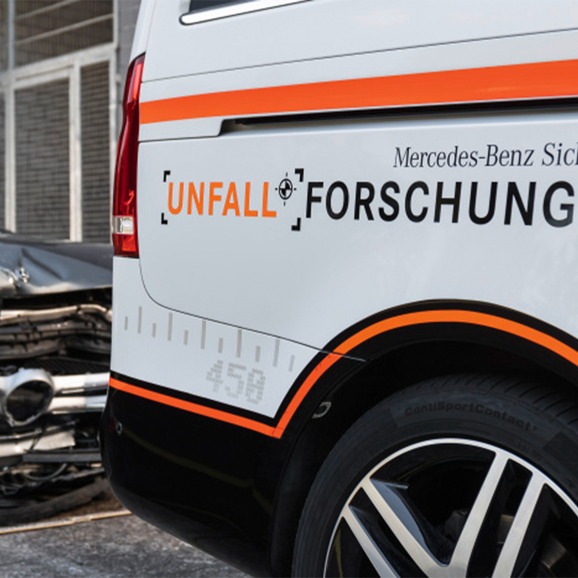 Undersökning av verkliga olyckor | Säkerhet | Mercedes-Benz Mercedes-Benz bil med texten "Accident research" på sidan.
