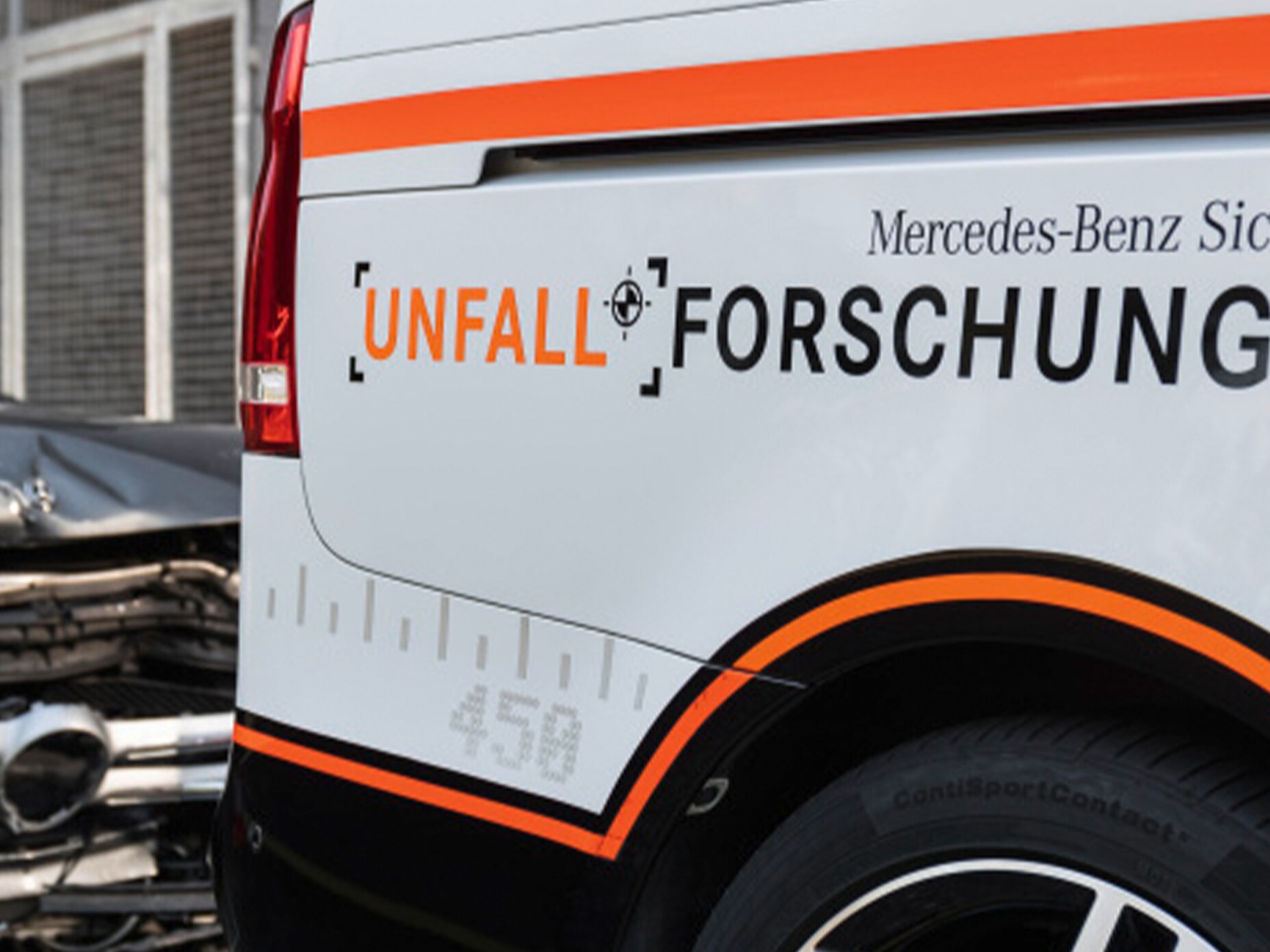 Mercedes-Benz bil med texten "Accident research" på sidan.
