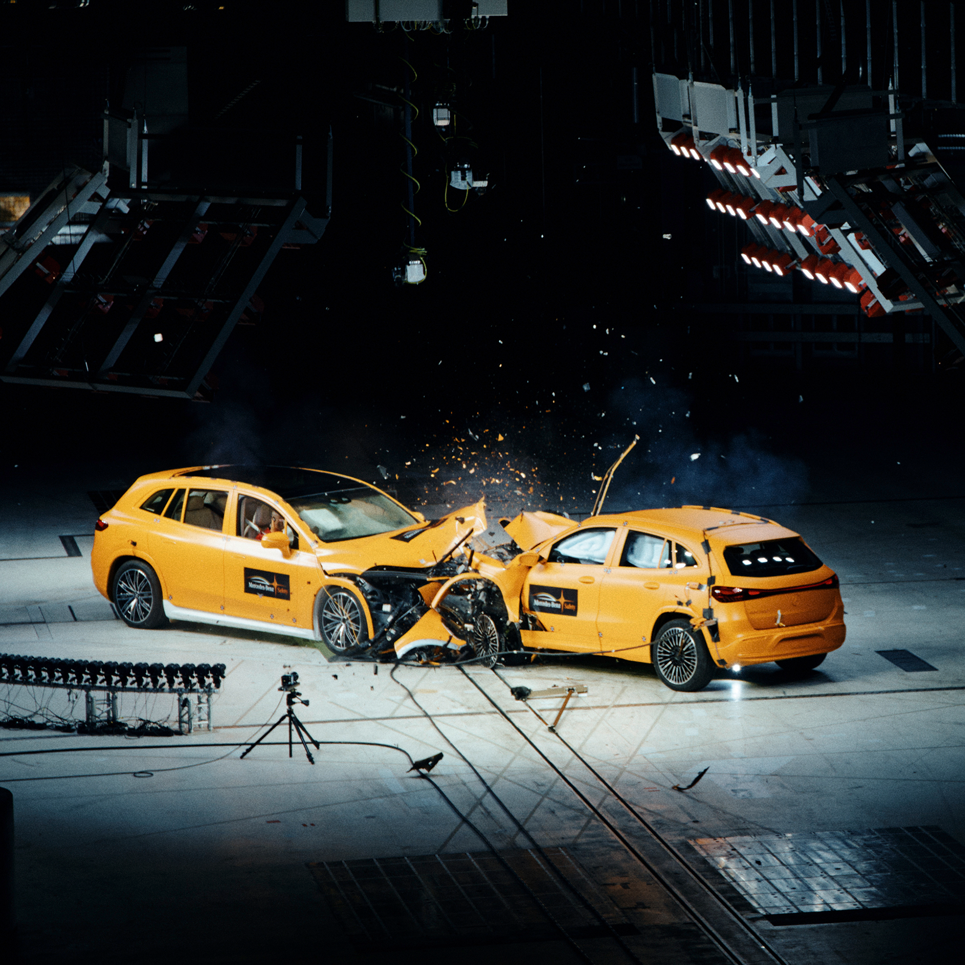 Säkerhet är inte en fråga om drivlineteknik | Säkerhet | Mercedes-Benz Frontalkrock mellan två Mercedes-Benz bilar fångad av krocktestkameror.