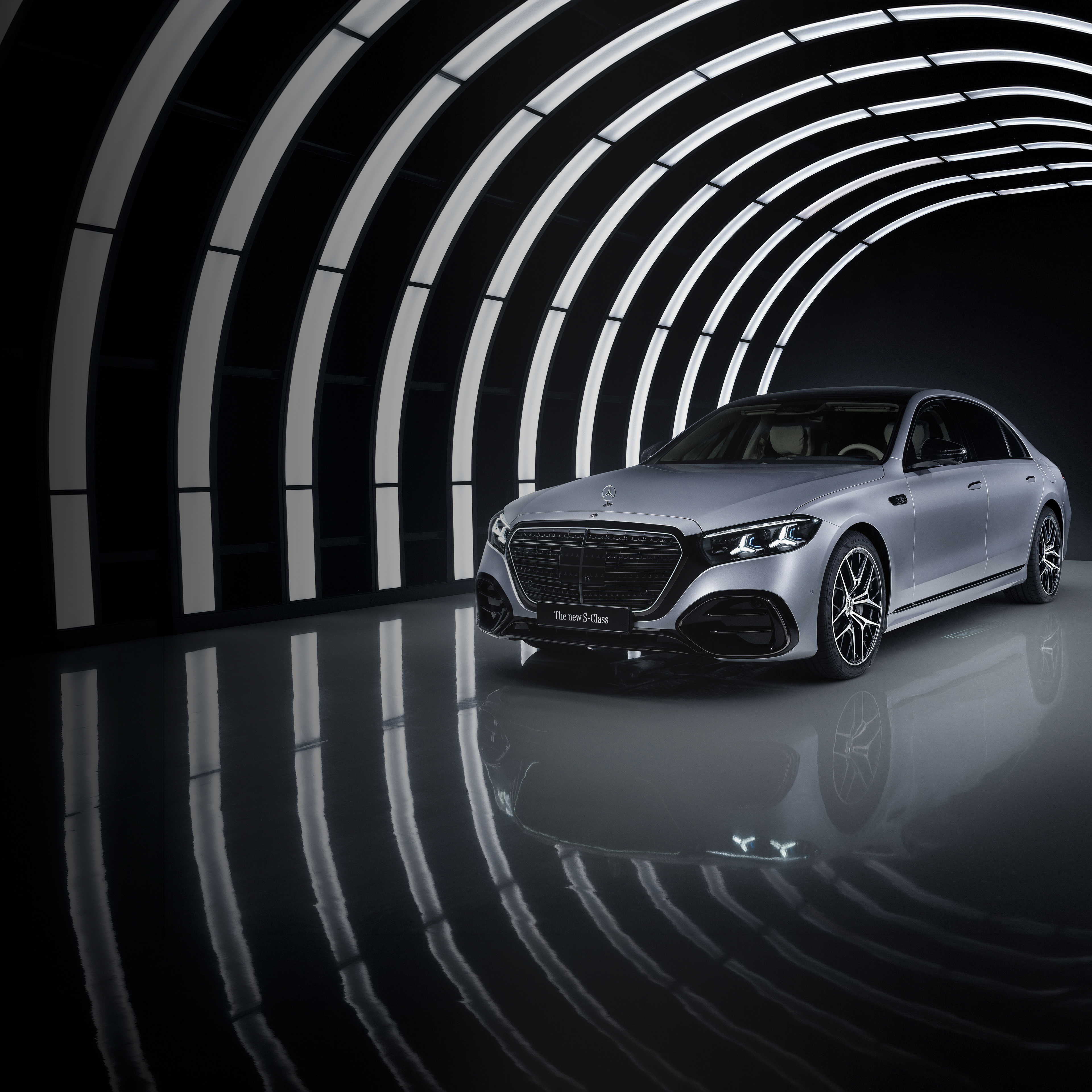 Teknik | Mercedes-Benz En silvrig Mercedes-Benz S-Klass i ett upplyst garage