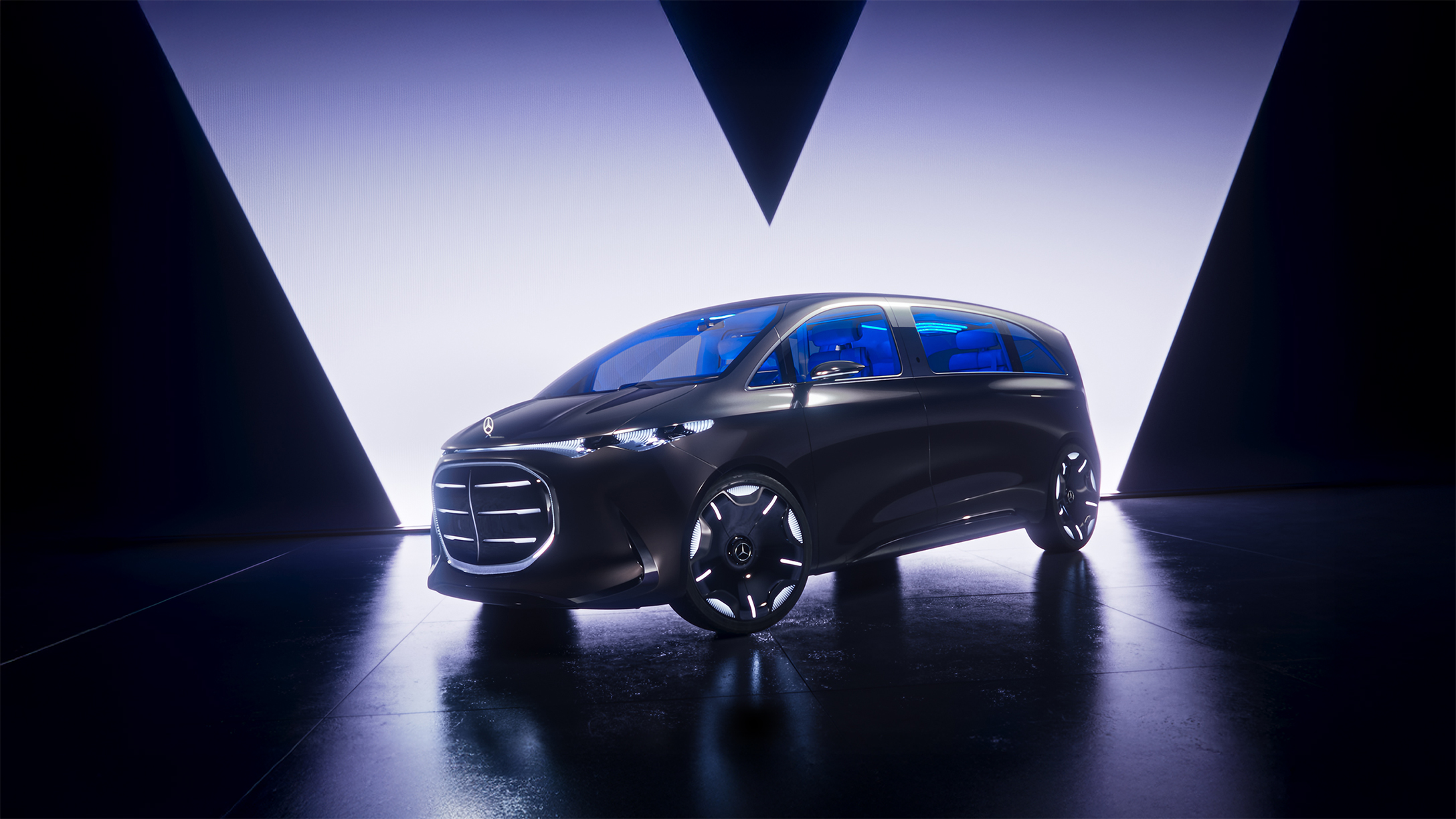 Vision V | 7-sitsiga elbilar för familjen | Mercedes-Benz Vision V i svart med V-studiobakgrund