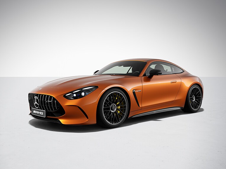 Orange Mercedes-AMG GT Coupé snett framifrån