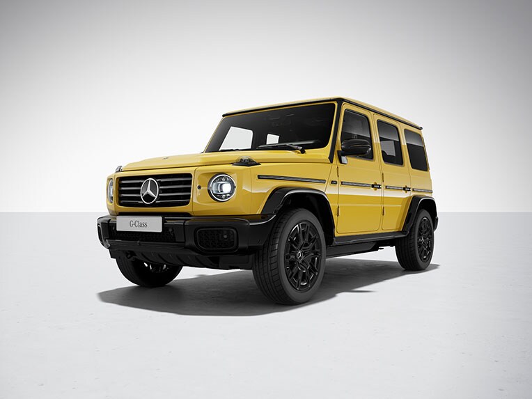 Gul G-Klass från Mercedes-Benz snett framifrån