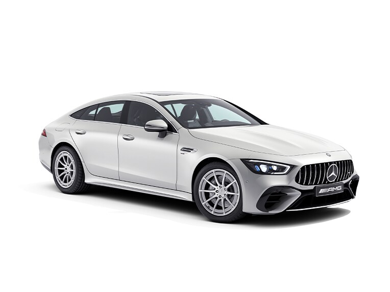 Vit Mercedes-AMG GT fyradörrars Coupé snett framifrån