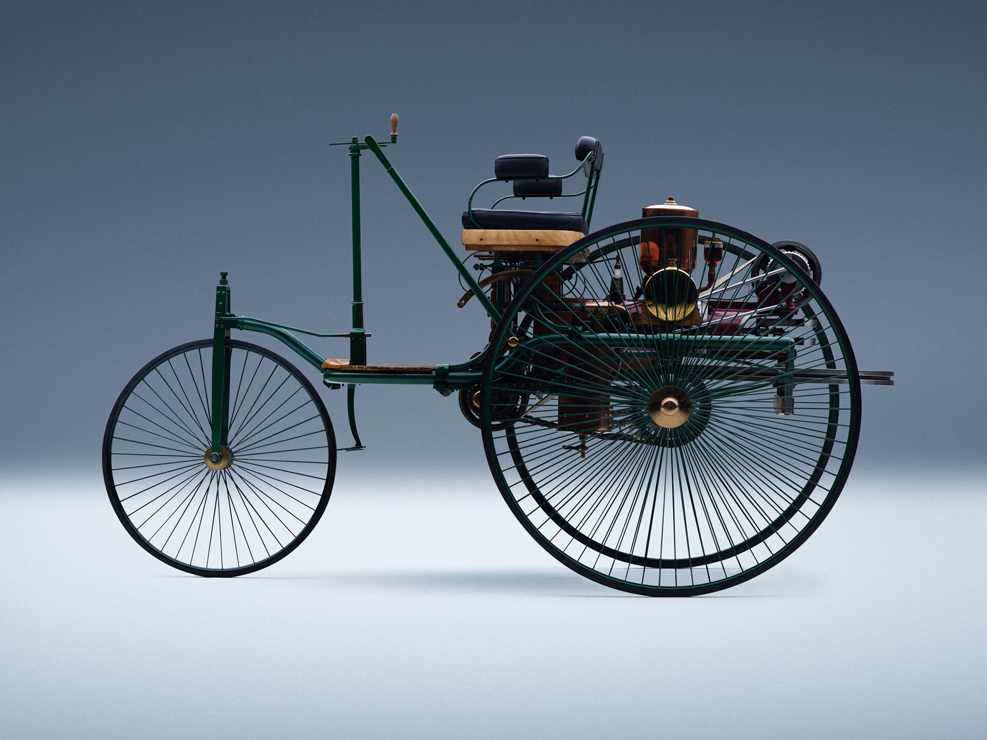 Sidovy av den första motorvagnen från Mercedes-Benz.