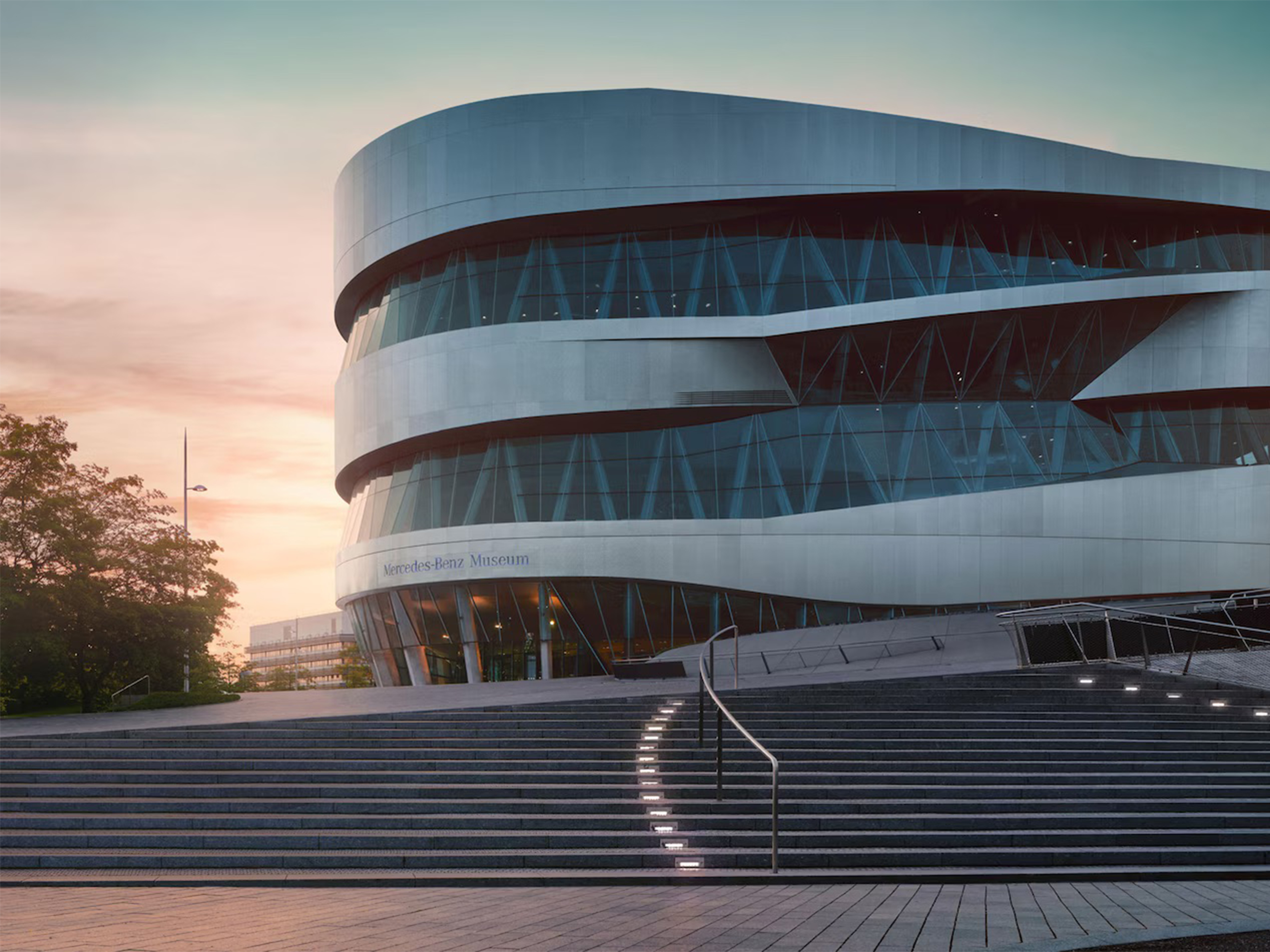 Mercedes-Benz Museum Stuttgart | Mercedes-Benz Exteriör vy av Mercedes-Benz Museum i Stuttgart.