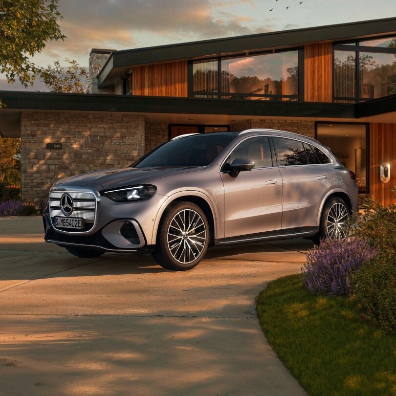 Den helelektriska GLC från Mercedes-Benz parkerad i en uppfart