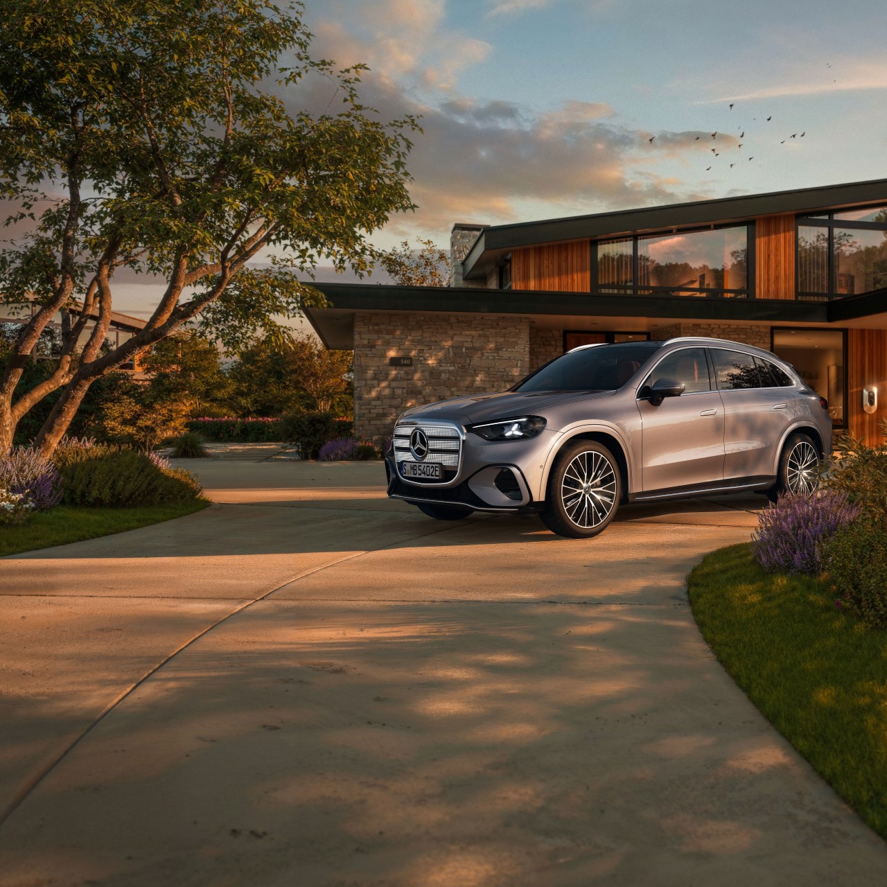 Elektriska GLC:n från Mercedes-Benz parkerad framför ett arkitektritat hus
