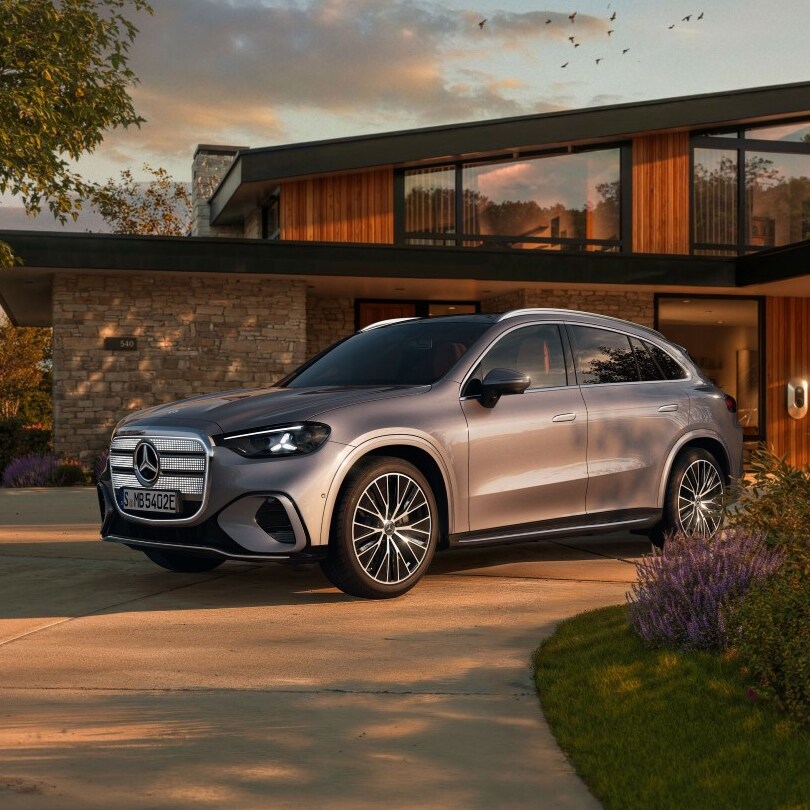 Elektriska GLC:n från Mercedes-Benz parkerad framför ett arkitektritat hus