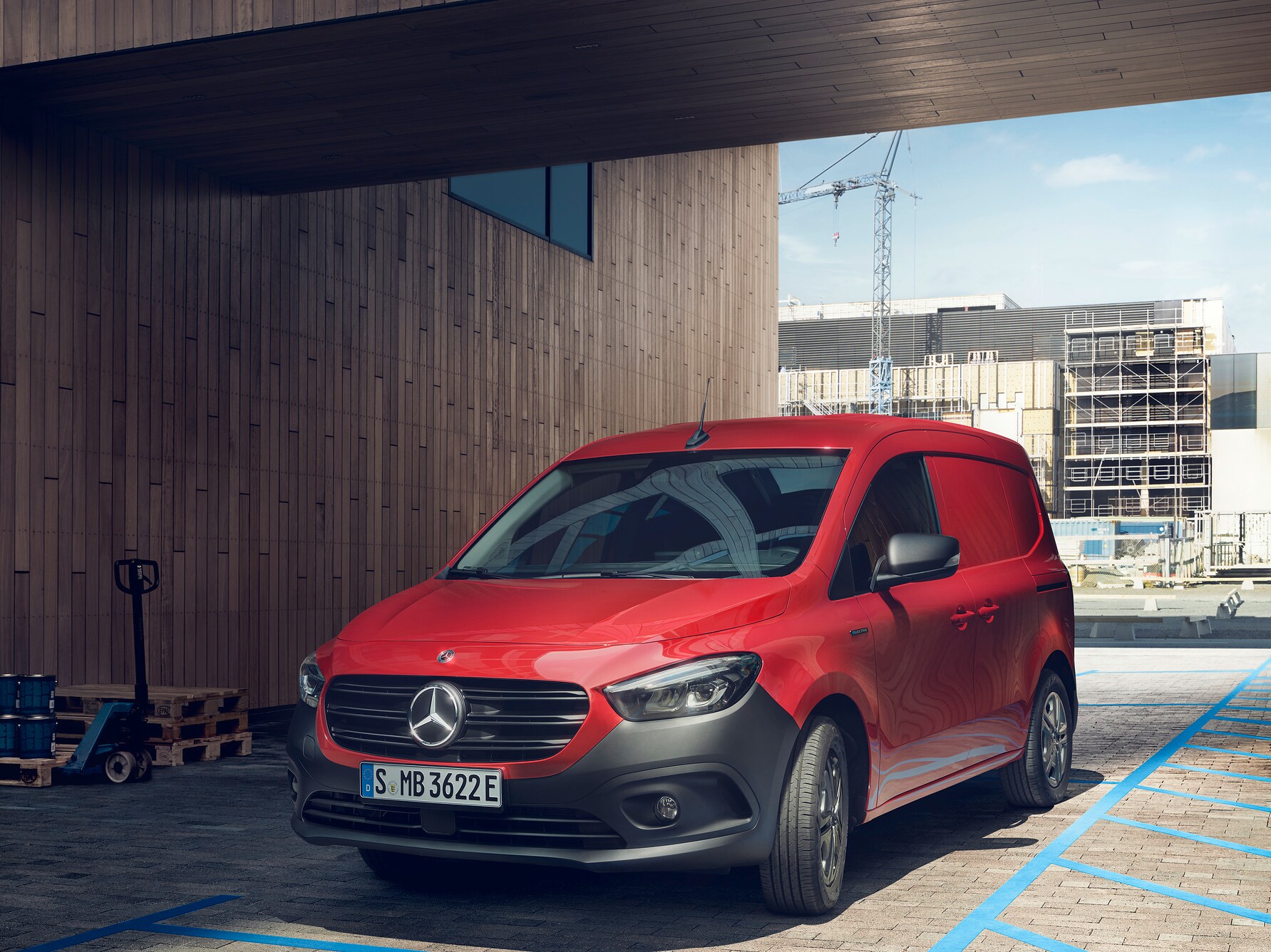 Helelektriska Mercedes-Benz eCitan parkerad bredvid laddstolpe