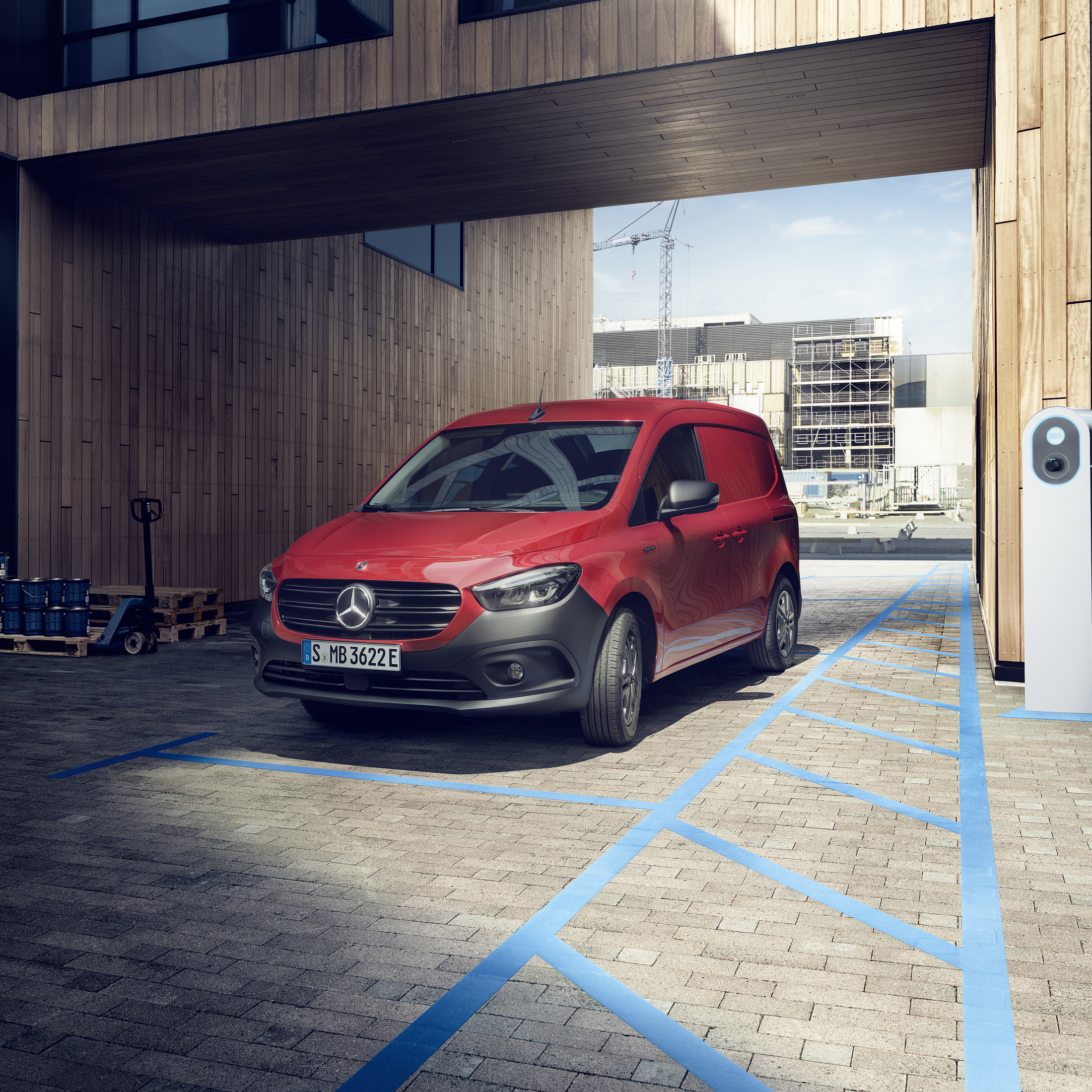 Eldrivna transportbilar | Mercedes-Benz Transportbilar Helelektriska Mercedes-Benz eCitan parkerad bredvid laddstolpe