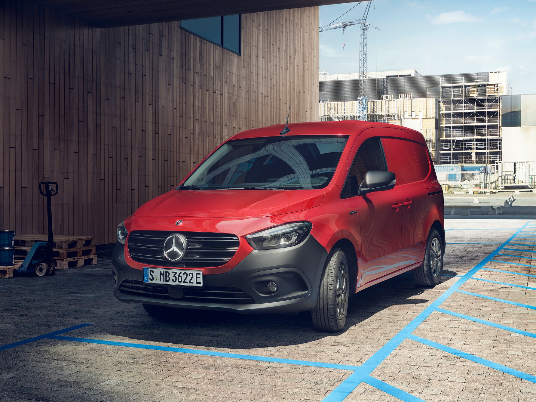 Helelektriska Mercedes-Benz eCitan parkerad bredvid laddstolpe
