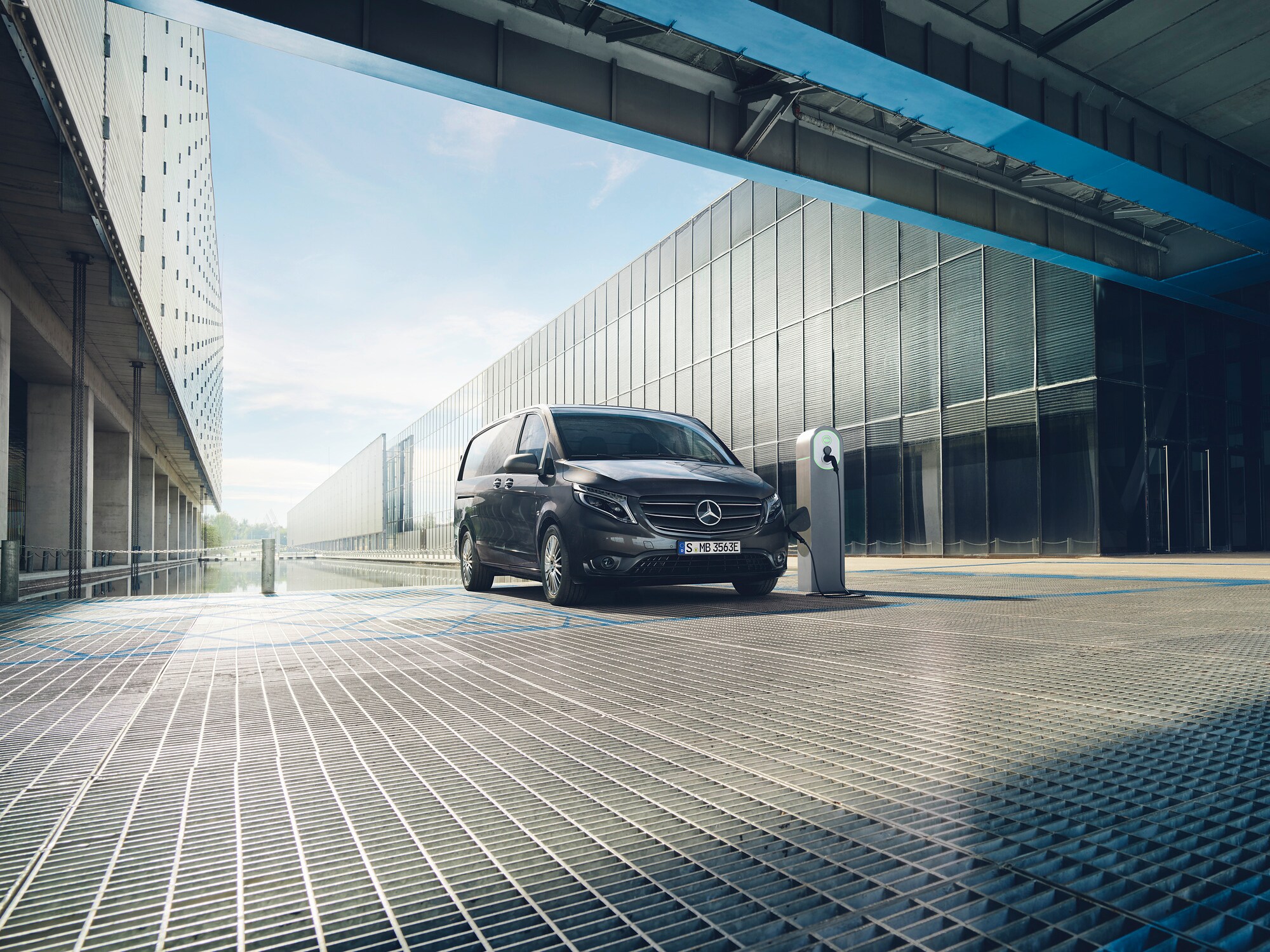 En Mercedes-Benz eCitan laddar vid laddstolpe