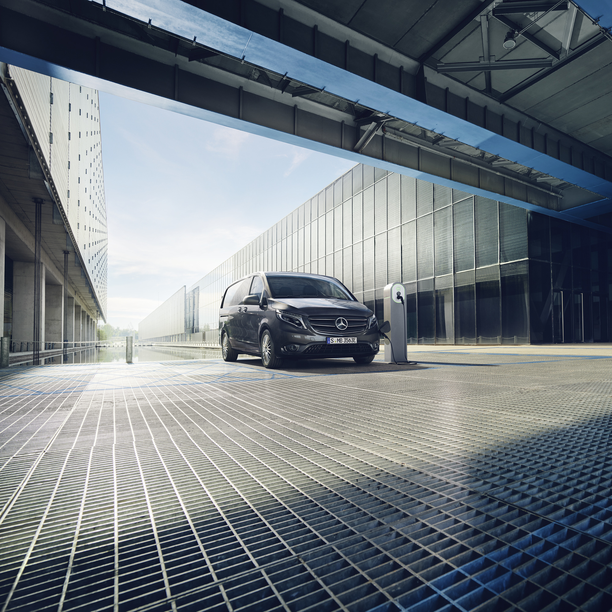 Klimatpremie | eCitan Skåpbil | Mercedes-Benz Transportbilar En Mercedes-Benz eCitan laddar vid laddstolpe