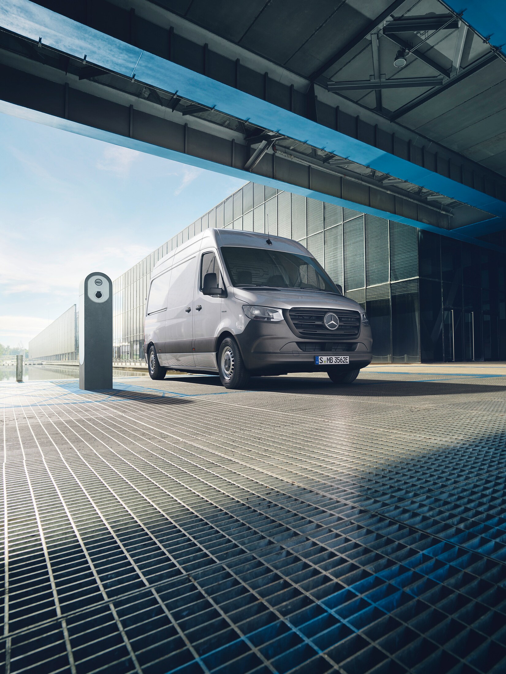 En Mercedes-Benz eSprinter som laddas
