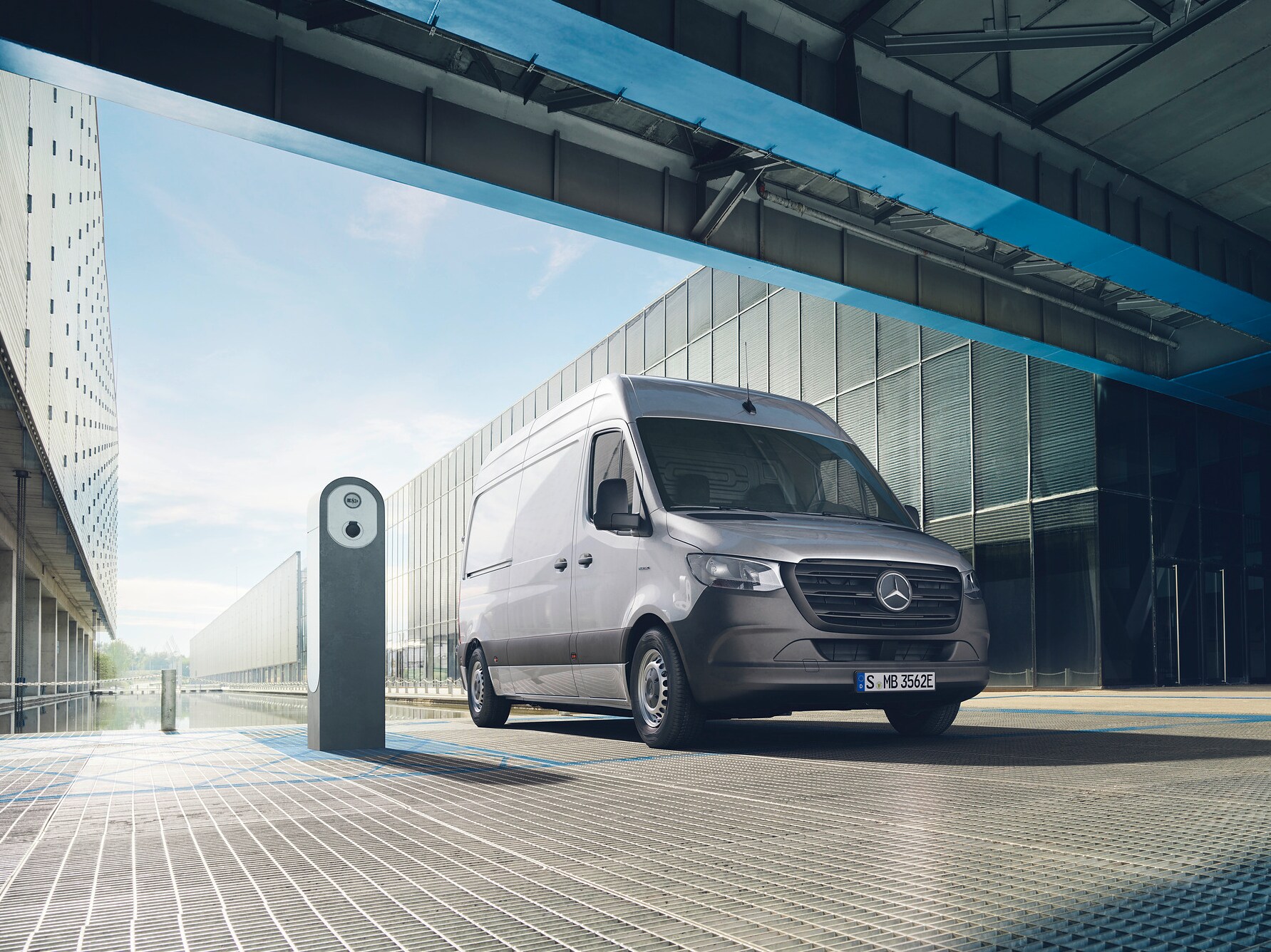 En eSprinter står bredvid en laddstolpe