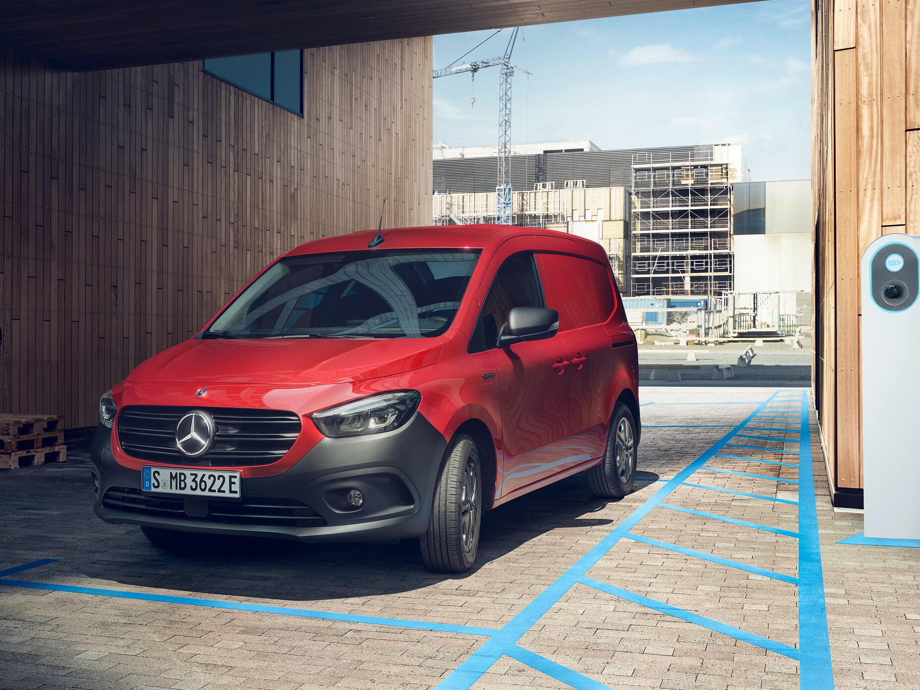 En röd Mercedes-Benz eCitan parkerad vid laddstolpe
