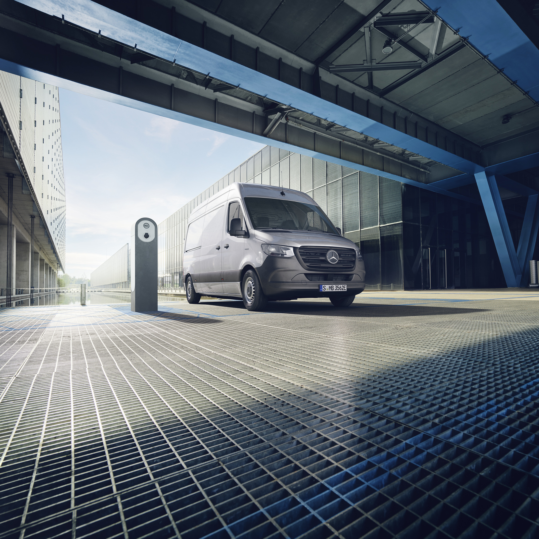 Eldrivna transportbilar | Mercedes-Benz Transportbilar En silvrig Mercedes-Benz eSprinter parkerad vid laddstolpe