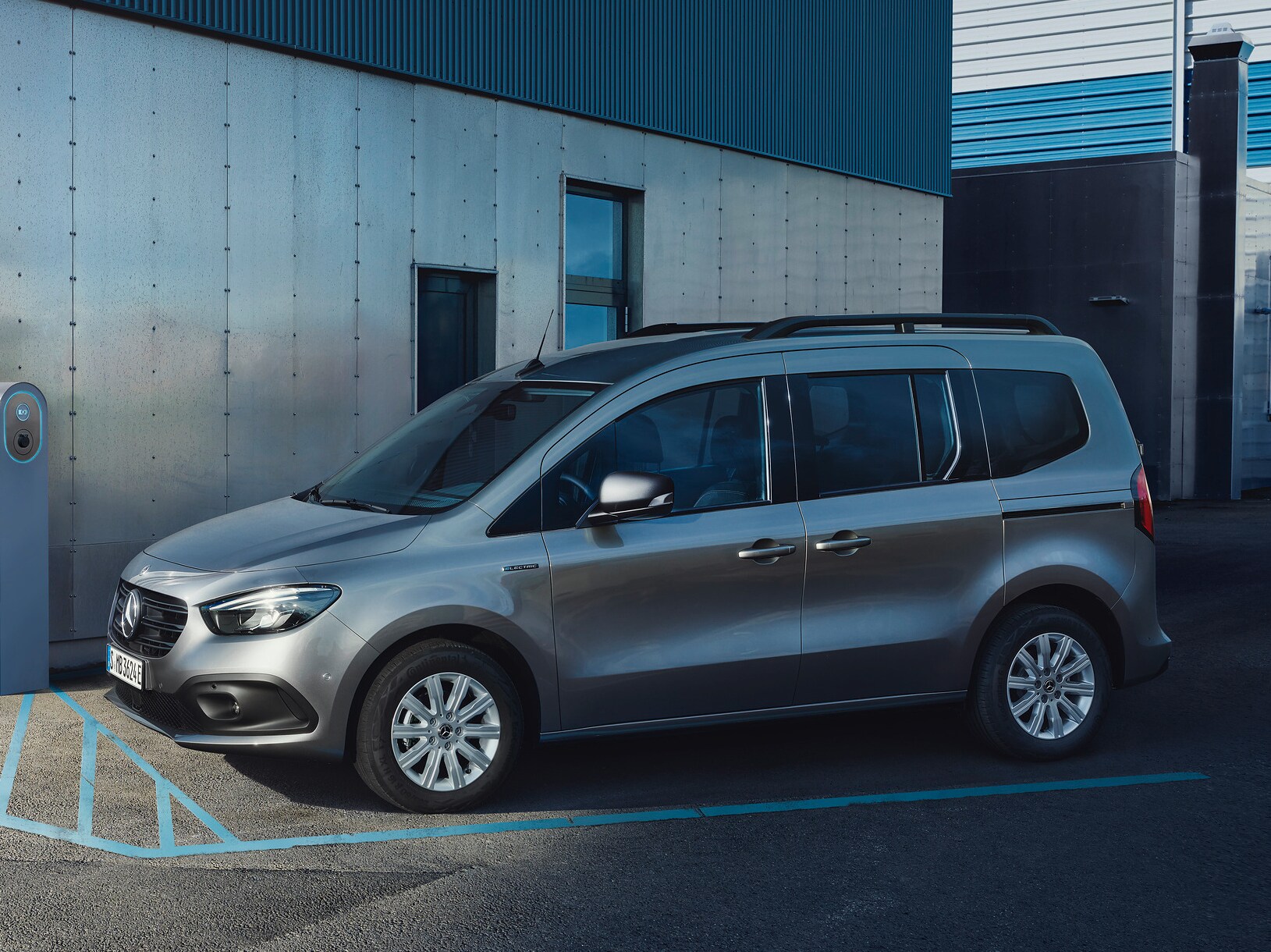 Mercedes-Benz eCitan Tourer parkerad framför ett hus.