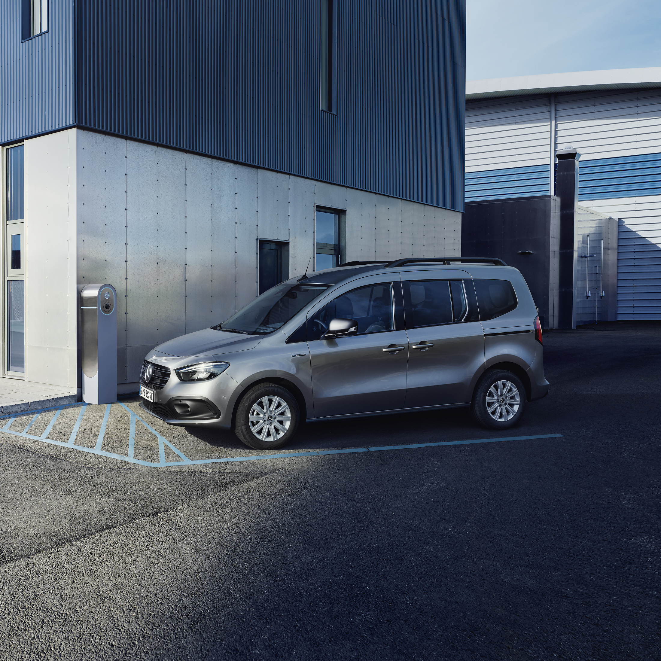 eCitan Tourer | Tourer minibussar och MPV | Mercedes-Benz Transportbilar Mercedes-Benz eCitan Tourer parkerad framför ett hus.