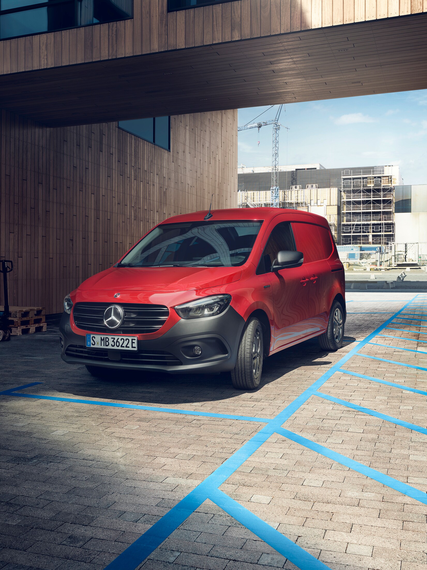 Mercedes-Benz eCitan Skåpbil står framför ett industriliknande område