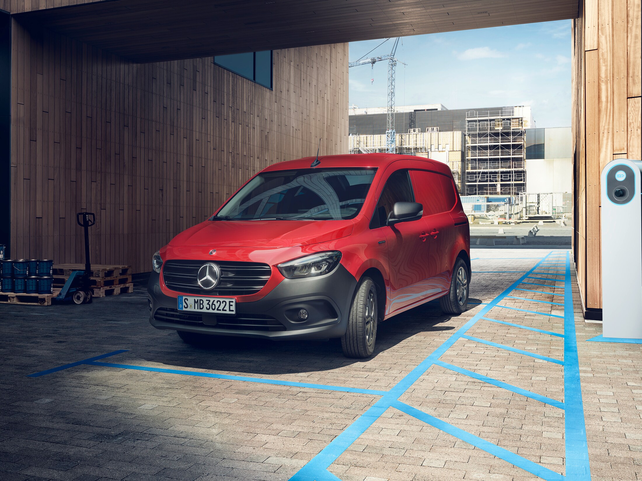 En Mercedes-Benz eCitan laddar vid laddstolpe