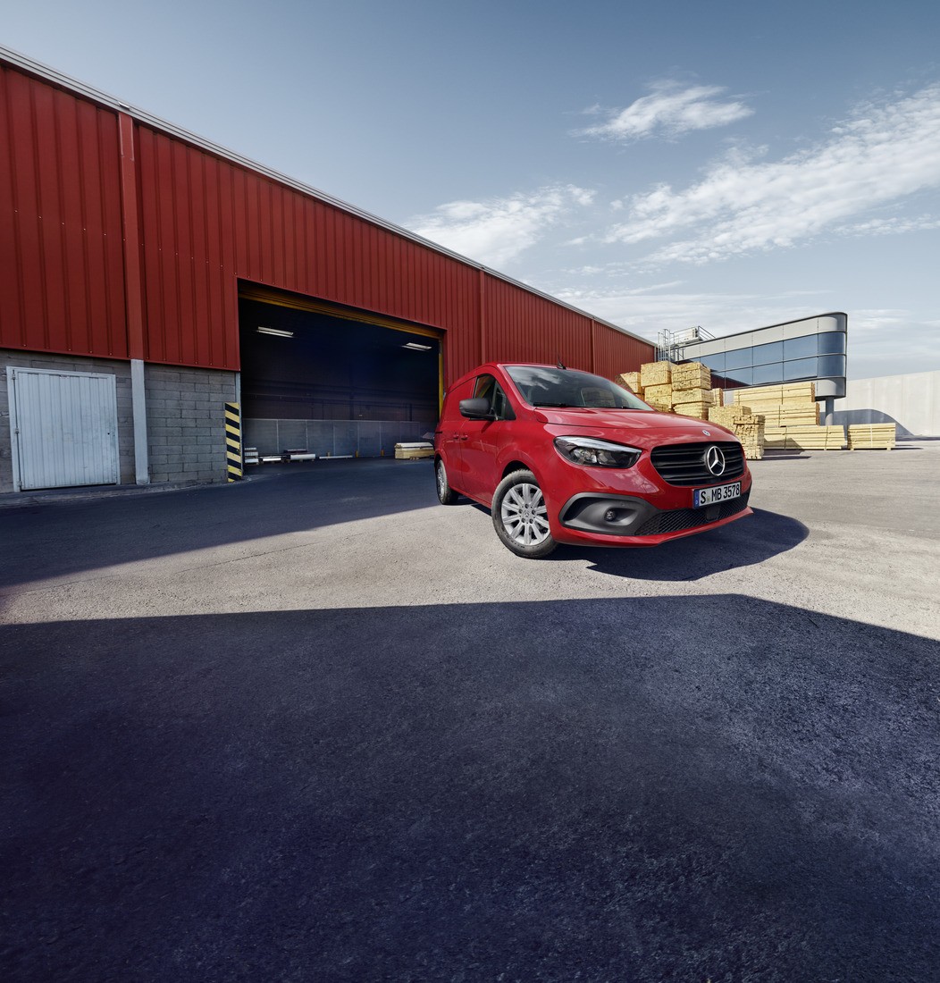 Servicebilar | Arbetsbilar | Mercedes-Benz Transportbilar Röd Citan Skåpbil från Mercedes-Benz parkerad framför varuhus