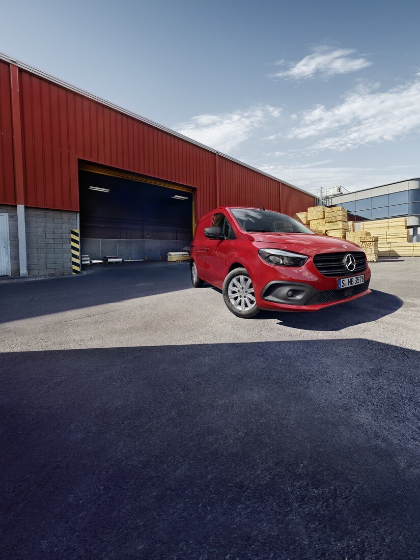 Röd Citan skåpbil från Mercedes-Benz parkerad framför verkstad