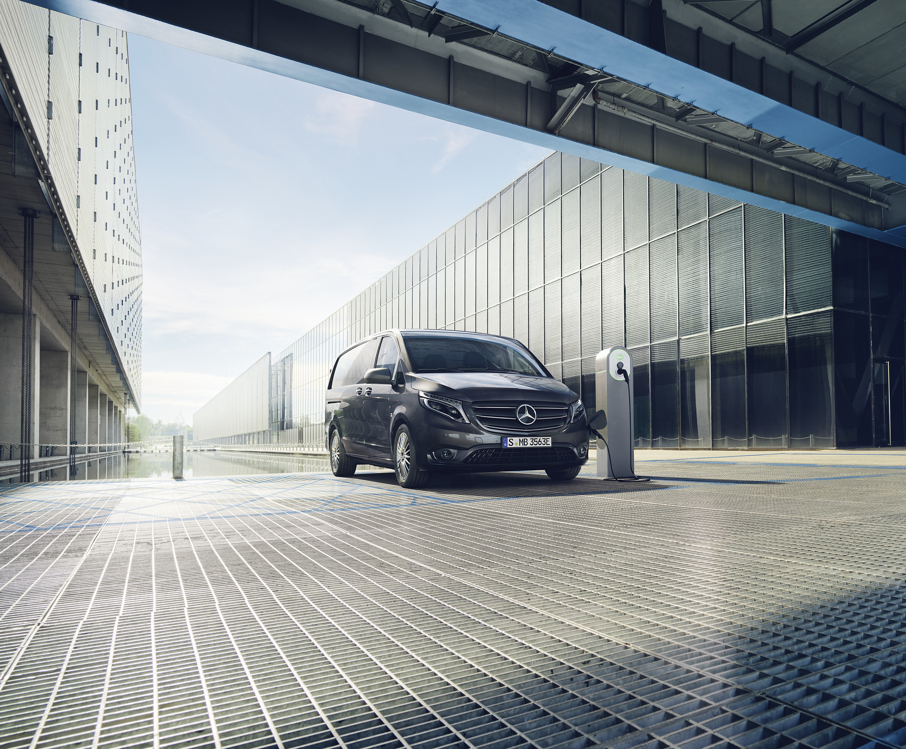 Klimatpremie | eCitan Skåpbil | Mercedes-Benz Transportbilar En Mercedes-Benz eCitan laddar vid laddstolpe