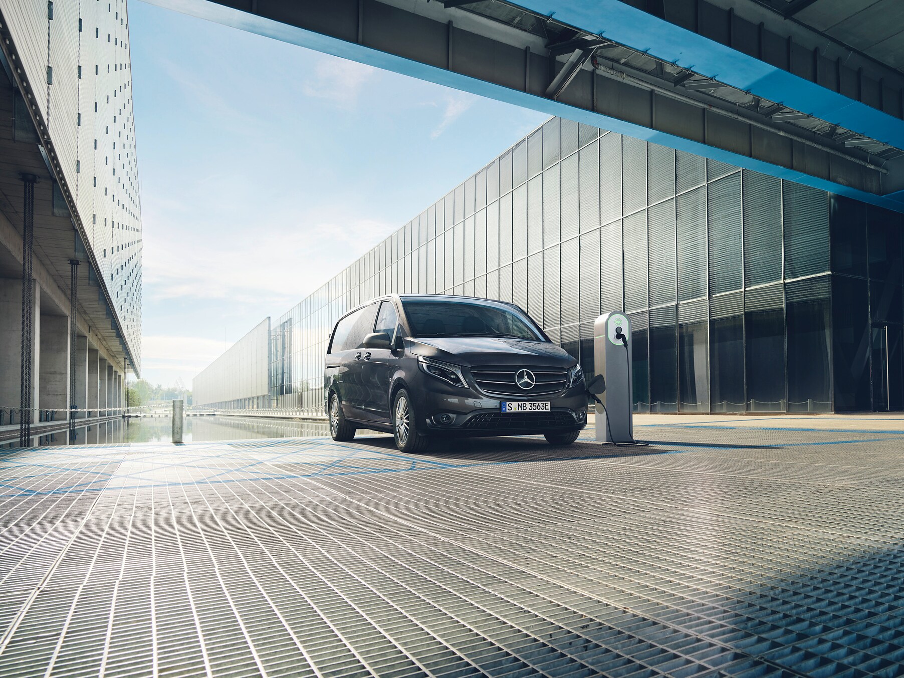 En Mercedes-Benz eCitan laddar vid laddstolpe