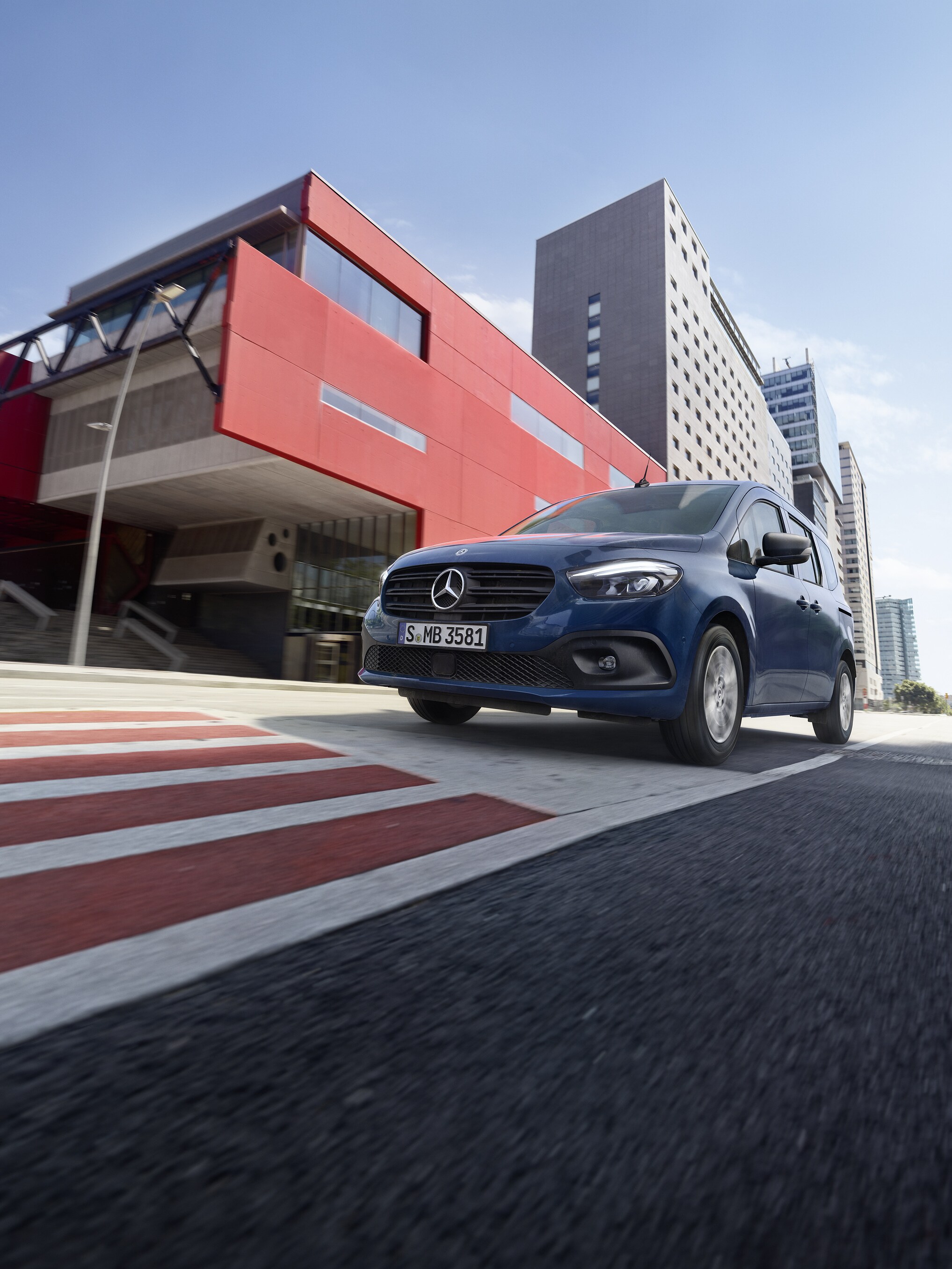 Blå Citan Tourer från Mercedes-Benz kör på vägen