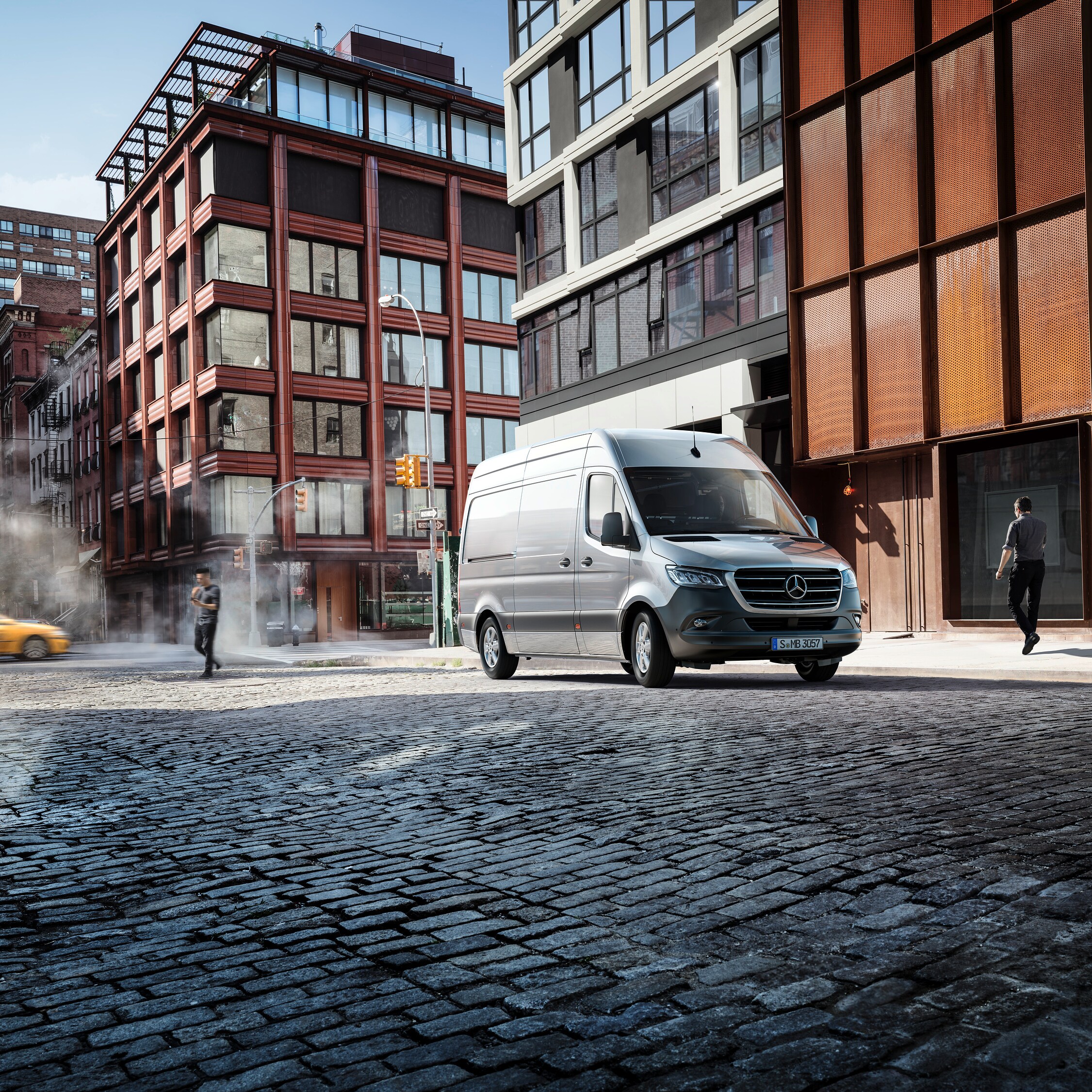 Mercedes-Benz transportbil parkerad på en storstadsgata