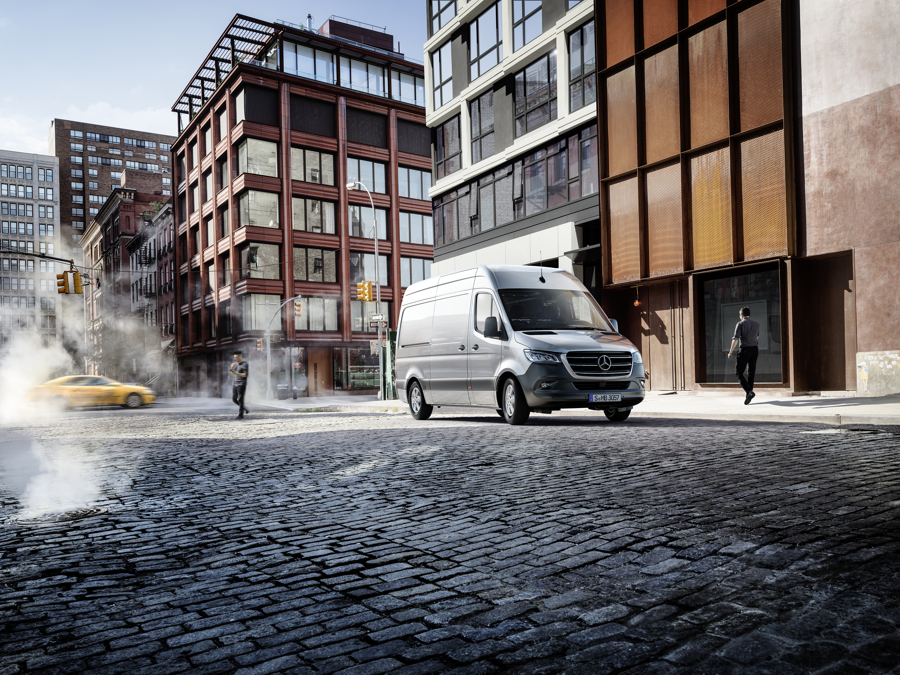 Arbetsbilar | Mercedes-Benz Transportbilar Mercedes-Benz transportbil parkerad på en storstadsgata