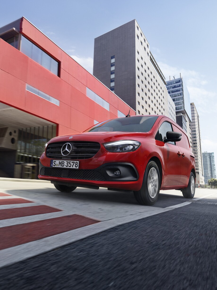 Mercedes-Benz Citan Skåpbil kör på gatan