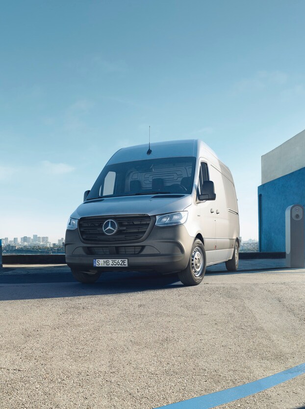 Mercedes-Benz eSprinter Skåpbil parkerad på taket till ett parkeringshus