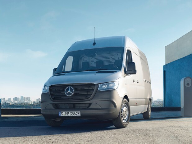 Mercedes-Benz eSprinter Skåpbil parkerad på taket till ett parkeringshus.