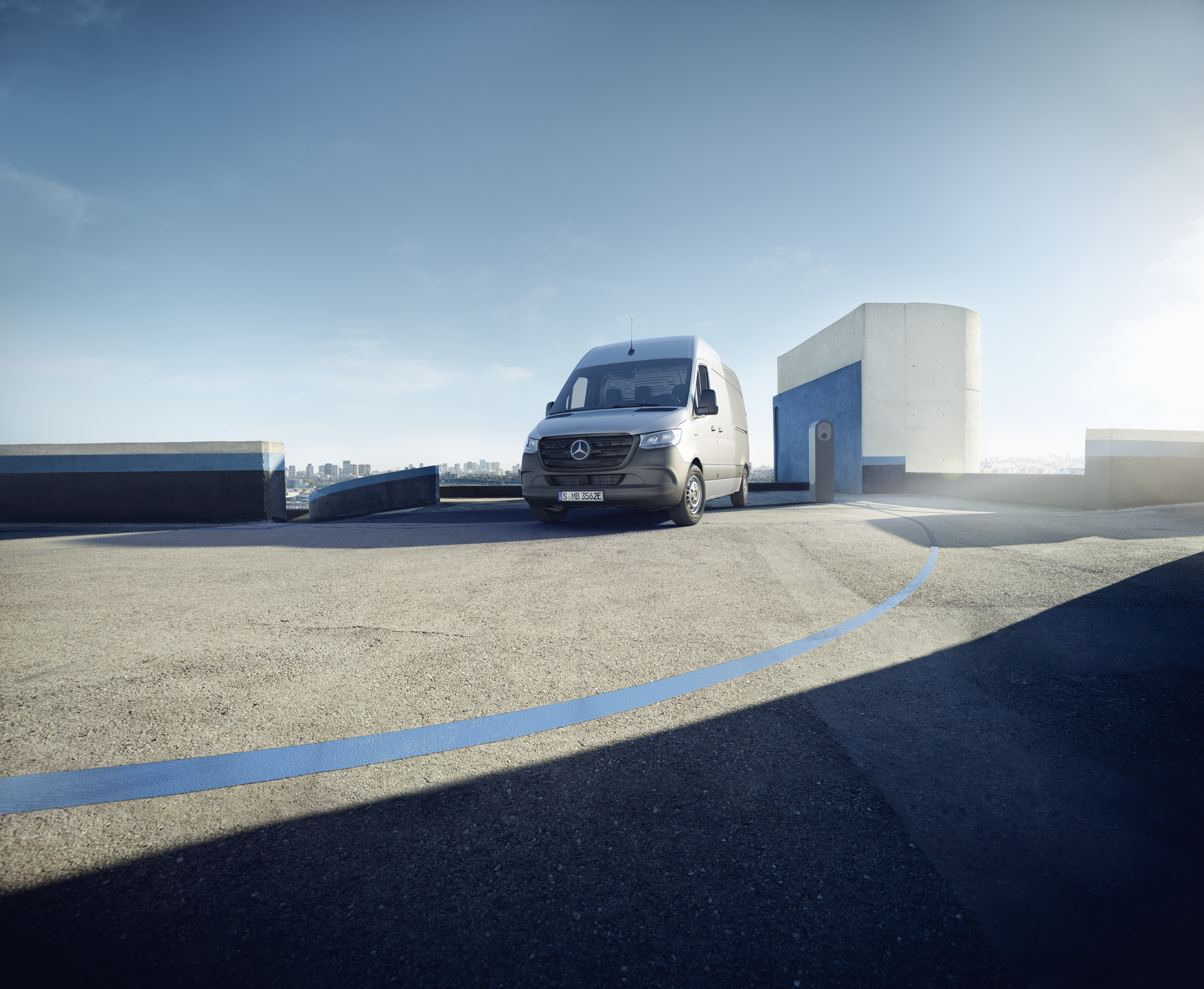 eSprinter och Sprinter | Mercedes-Benz Mercedes-Benz eSprinter Skåpbil parkerad på taket till ett parkeringshus.