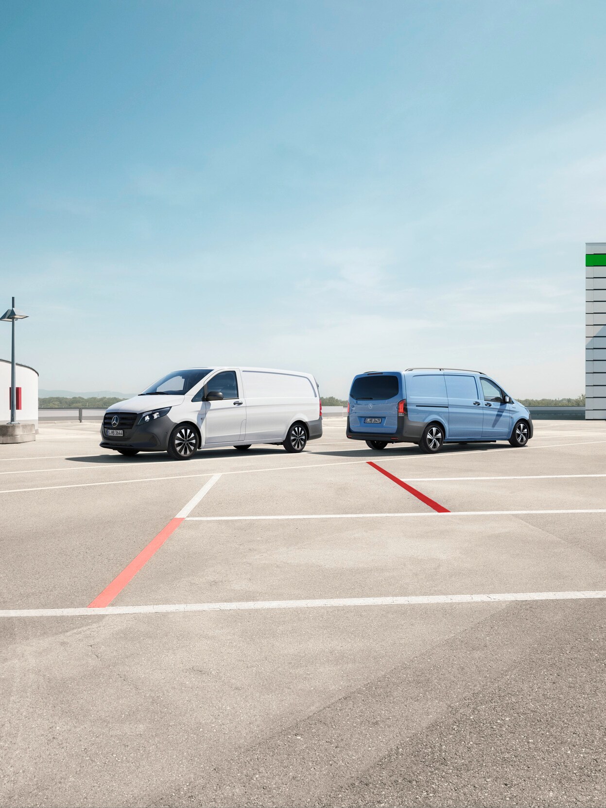 Vito Skåpbil och eVito Skåpbil parkerade på taket av ett parkeringshus