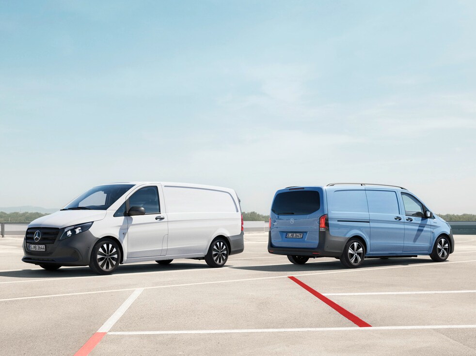 Mercedes-Benz Vito Skåpbil och eVito Skåpbil parkerade på taket till ett parkeringshus.
