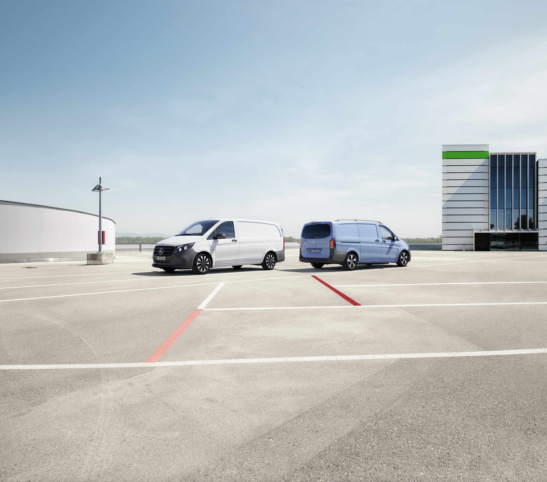 eVito och Vito | Mercedes-Benz Mercedes-Benz Vito Skåpbil och eVito Skåpbil parkerade på taket till ett parkeringshus.