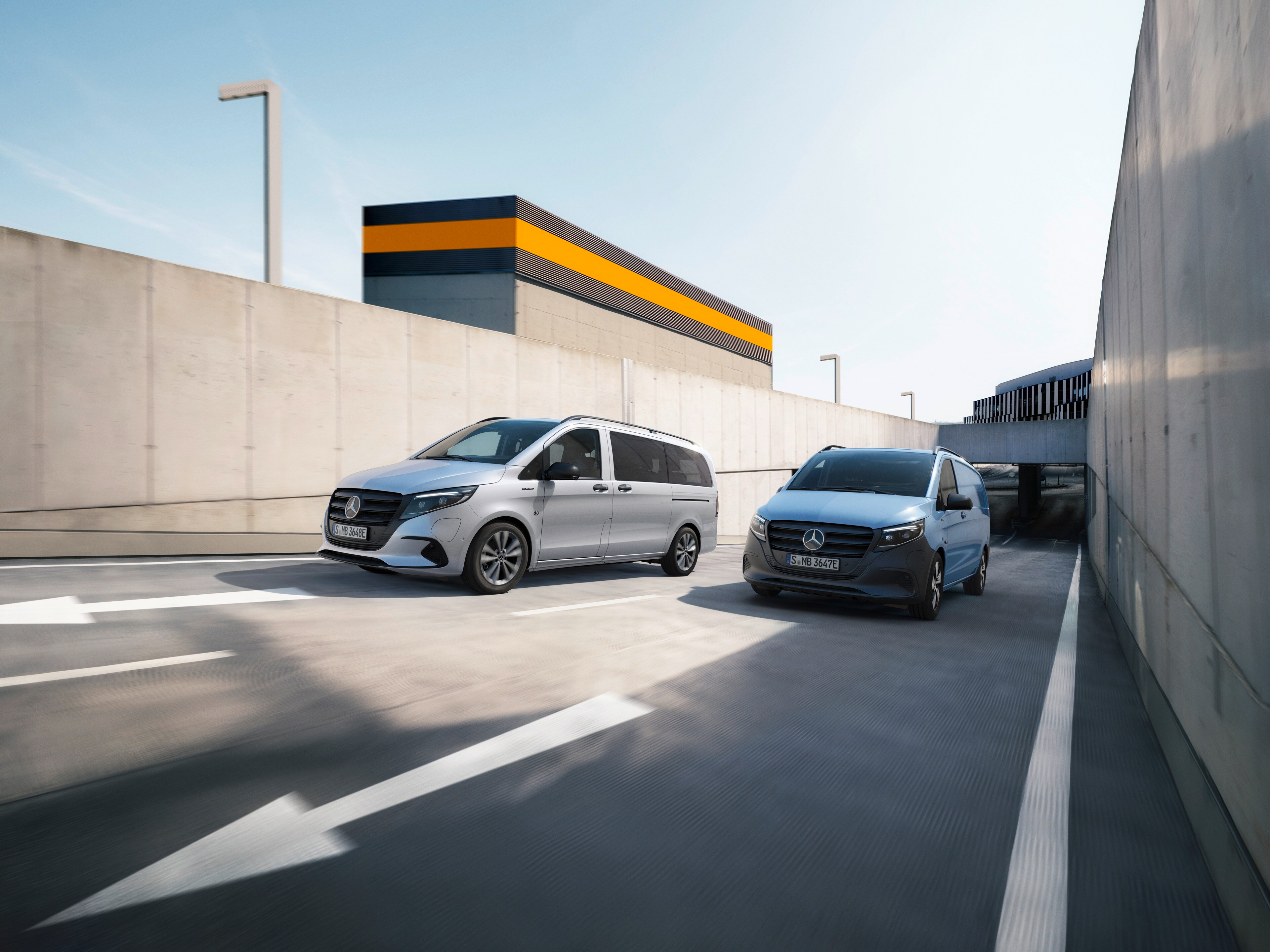 Två Mercedes-Benz Transportbilar kör på motorväg