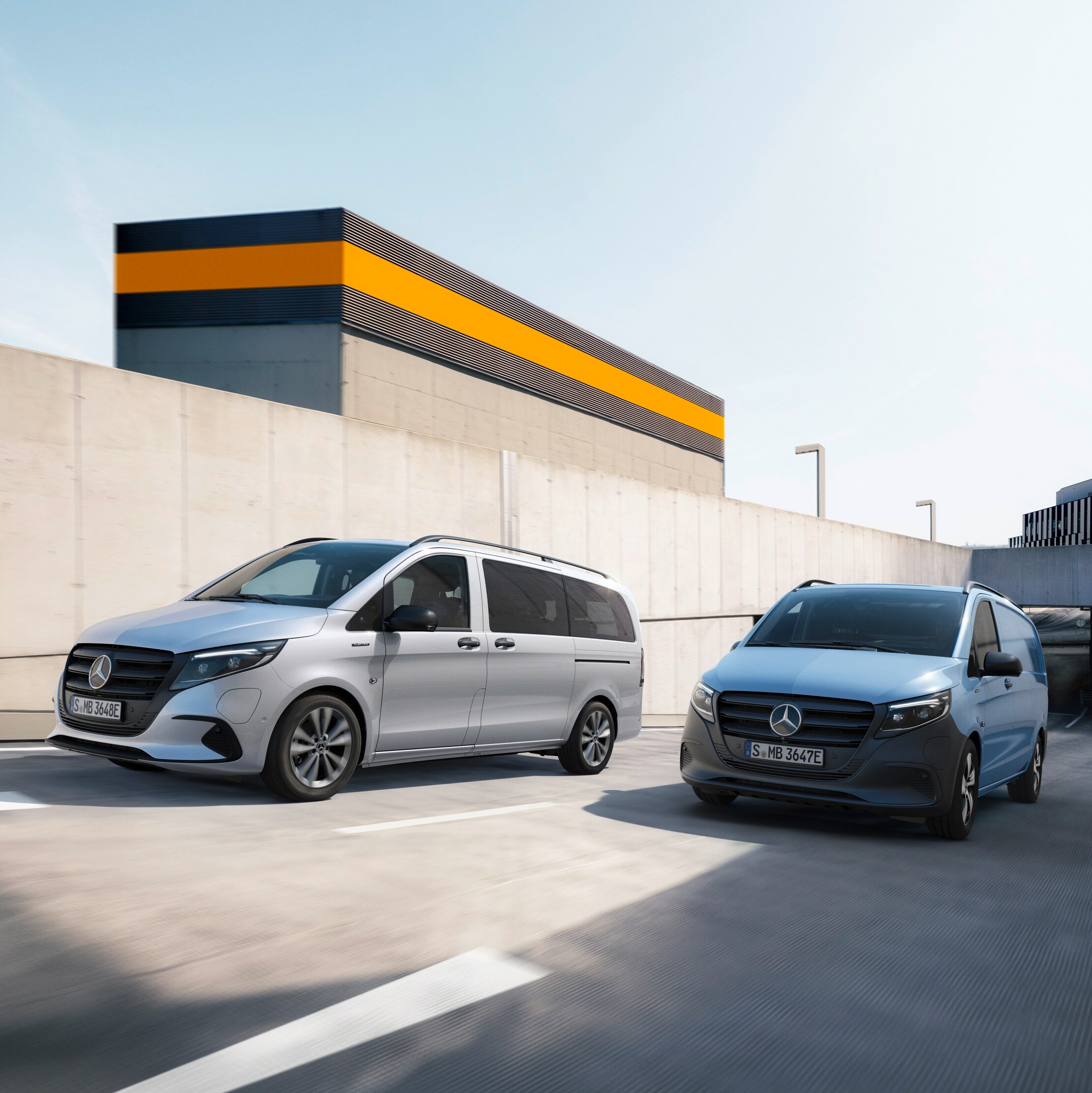 Mercedes-Benz eVito Tourer och eVito Skåpbil kör på en väg.